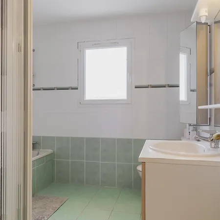 Villa De Plain-pied Avec Piscine, Jardin Et Terrasse, A 10 Km Des Plages, Pres Des Commerces - Fr-1-474-52