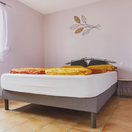 De Plain-pied Avec Piscine, Jardin Et Terrasse, A 10 Km Des Plages, Pres Des Commerces - Fr-1-474-52 Villa *