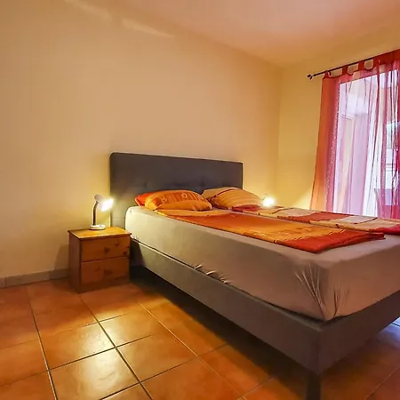 Villa De Plain-pied Avec Piscine, Jardin Et Terrasse, A 10 Km Des Plages, Pres Des Commerces - Fr-1-474-52 La Teste-de-Buch