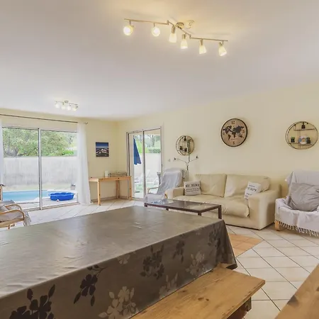 Villa De Plain-pied Avec Piscine, Jardin Et Terrasse, A 10 Km Des Plages, Pres Des Commerces - Fr-1-474-52 *