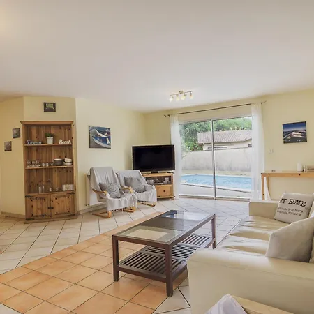 De Plain-pied Avec Piscine, Jardin Et Terrasse, A 10 Km Des Plages, Pres Des Commerces - Fr-1-474-52