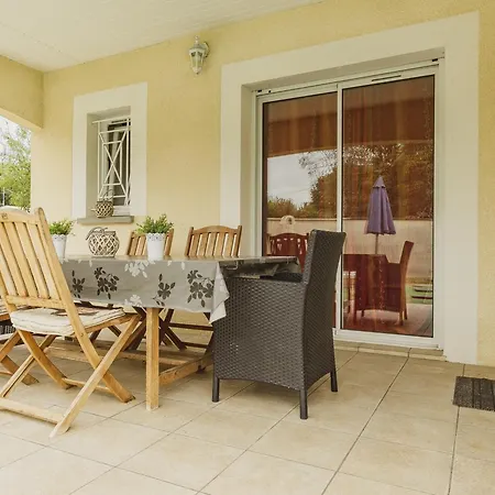 De Plain-pied Avec Piscine, Jardin Et Terrasse, A 10 Km Des Plages, Pres Des Commerces - Fr-1-474-52 Villa *