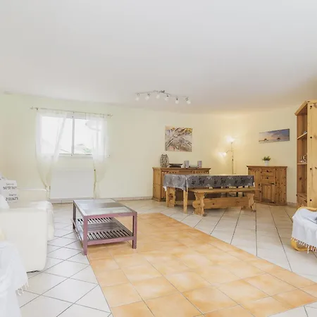 Villa De Plain-pied Avec Piscine, Jardin Et Terrasse, A 10 Km Des Plages, Pres Des Commerces - Fr-1-474-52 *