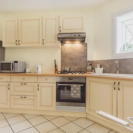 De Plain-pied Avec Piscine, Jardin Et Terrasse, A 10 Km Des Plages, Pres Des Commerces - Fr-1-474-52 Villa *